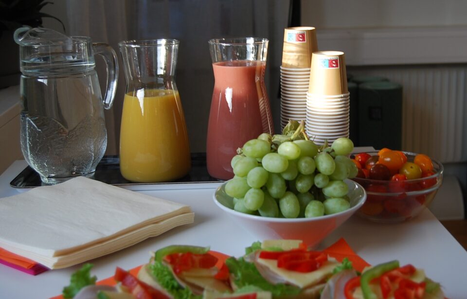 Kannor med juice och vatten, samt frukt och grönsaker.